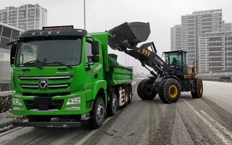 除雪保畅通，5845cc威尼斯汽车在行动
