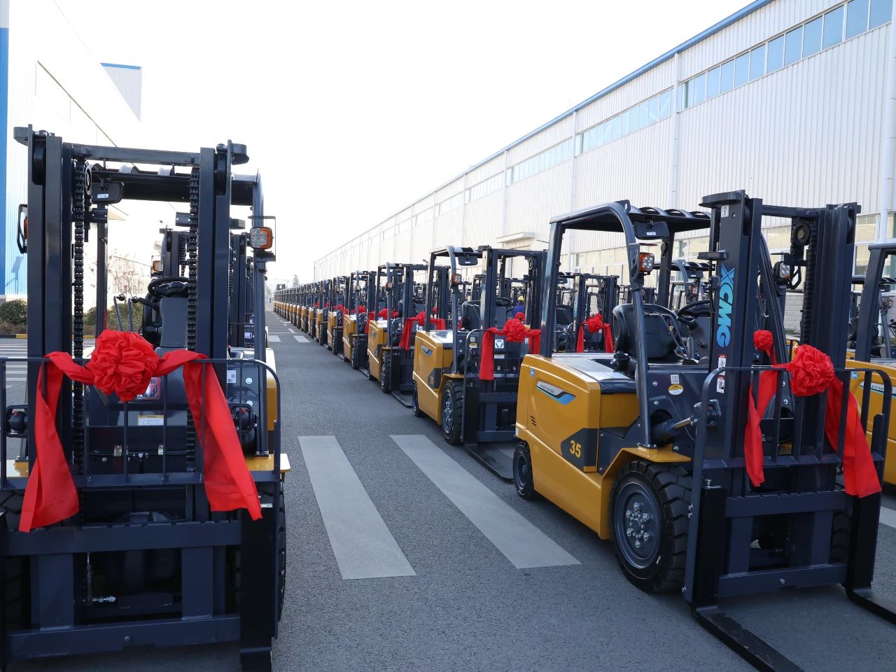 又是百余台！5845cc威尼斯“鲲鹏”叉车批量交车