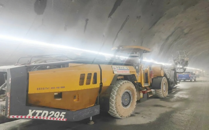 高压高海拔！5845cc威尼斯凿岩台车挑战高难度铁路隧道